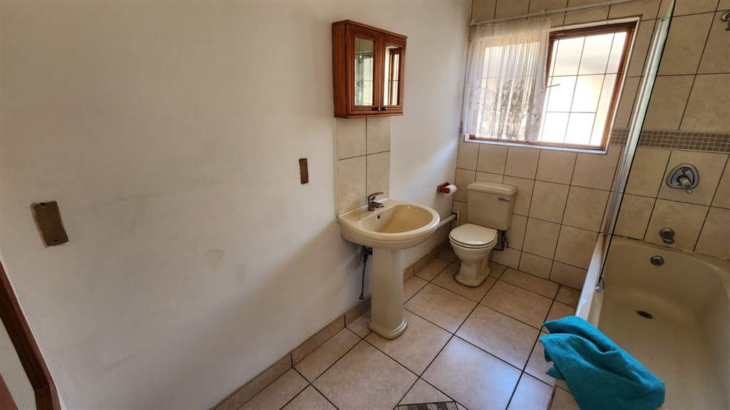 5 Bed House in Uvongo photo number 15