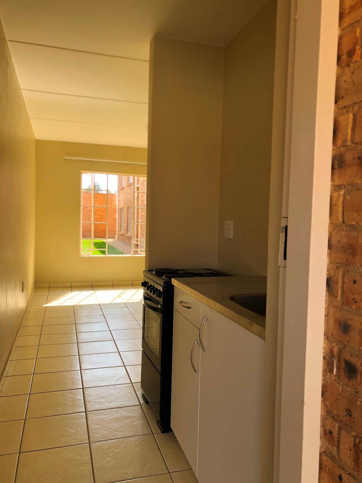2 Bed Flat in Randfontein South photo number 4