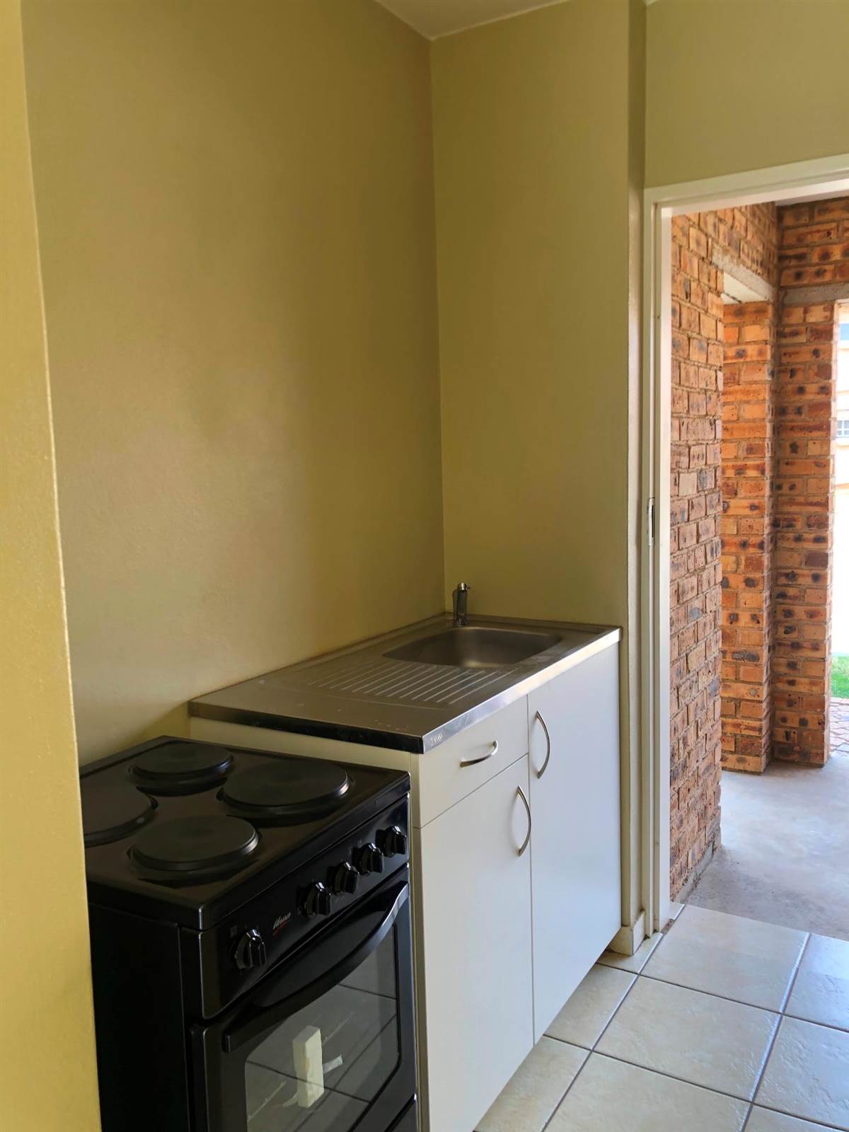 2 Bed Flat in Randfontein South photo number 6