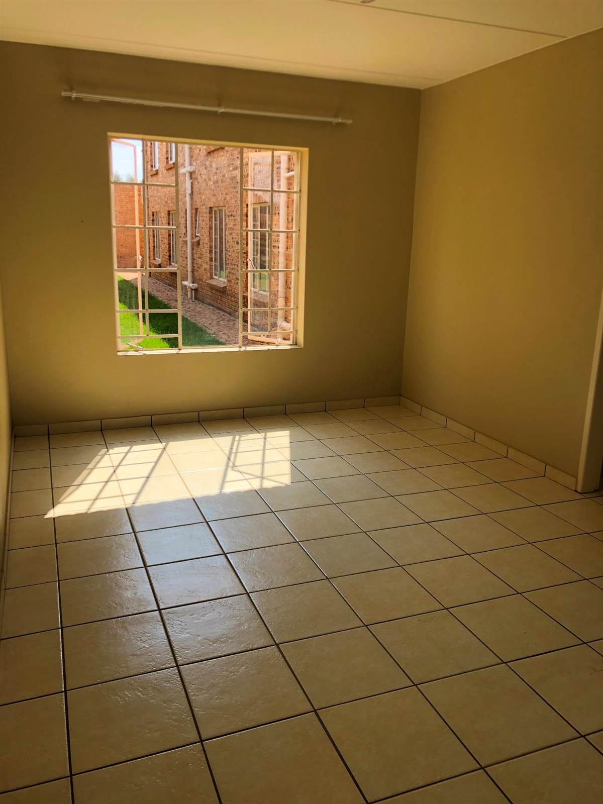 2 Bed Flat in Randfontein South photo number 5