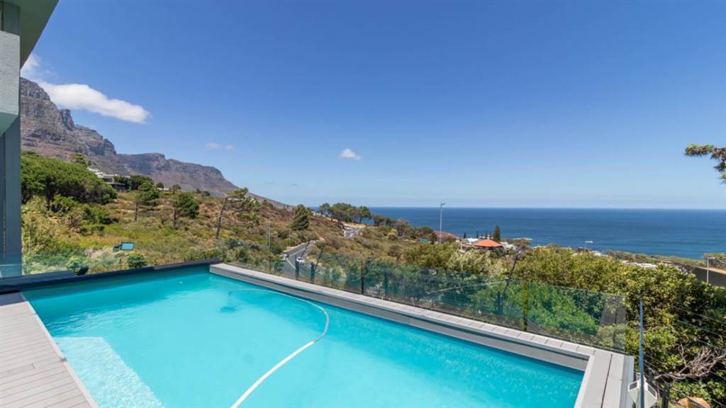 4 Bed House in Camps Bay photo number 10