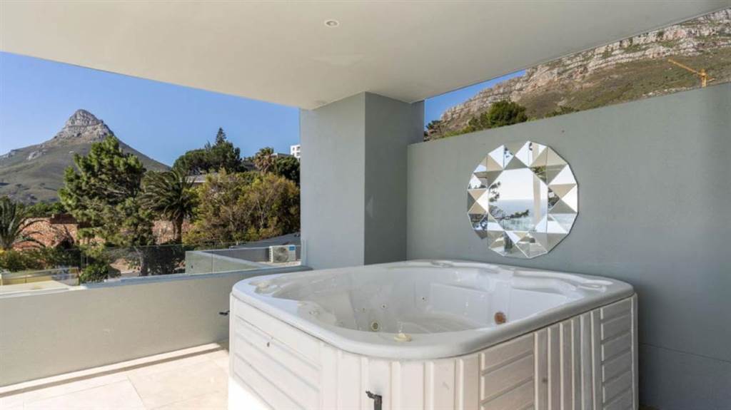4 Bed House in Camps Bay photo number 11