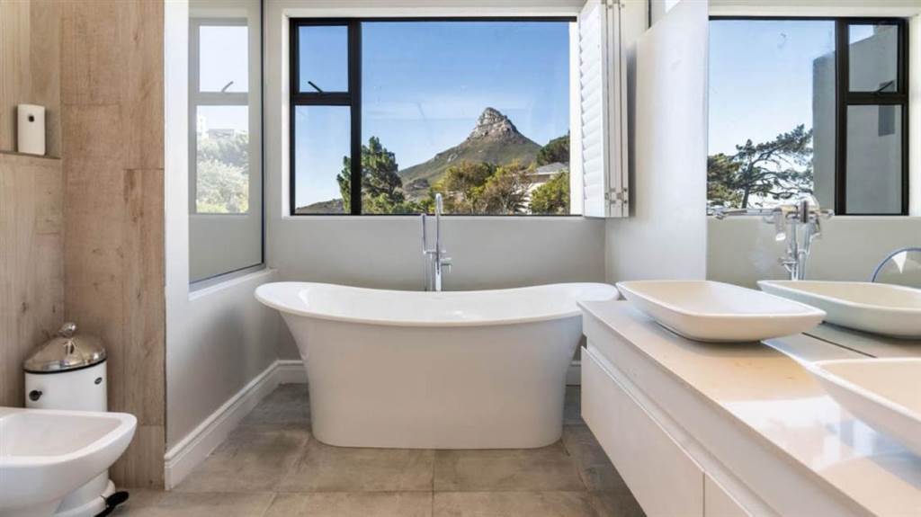 4 Bed House in Camps Bay photo number 13