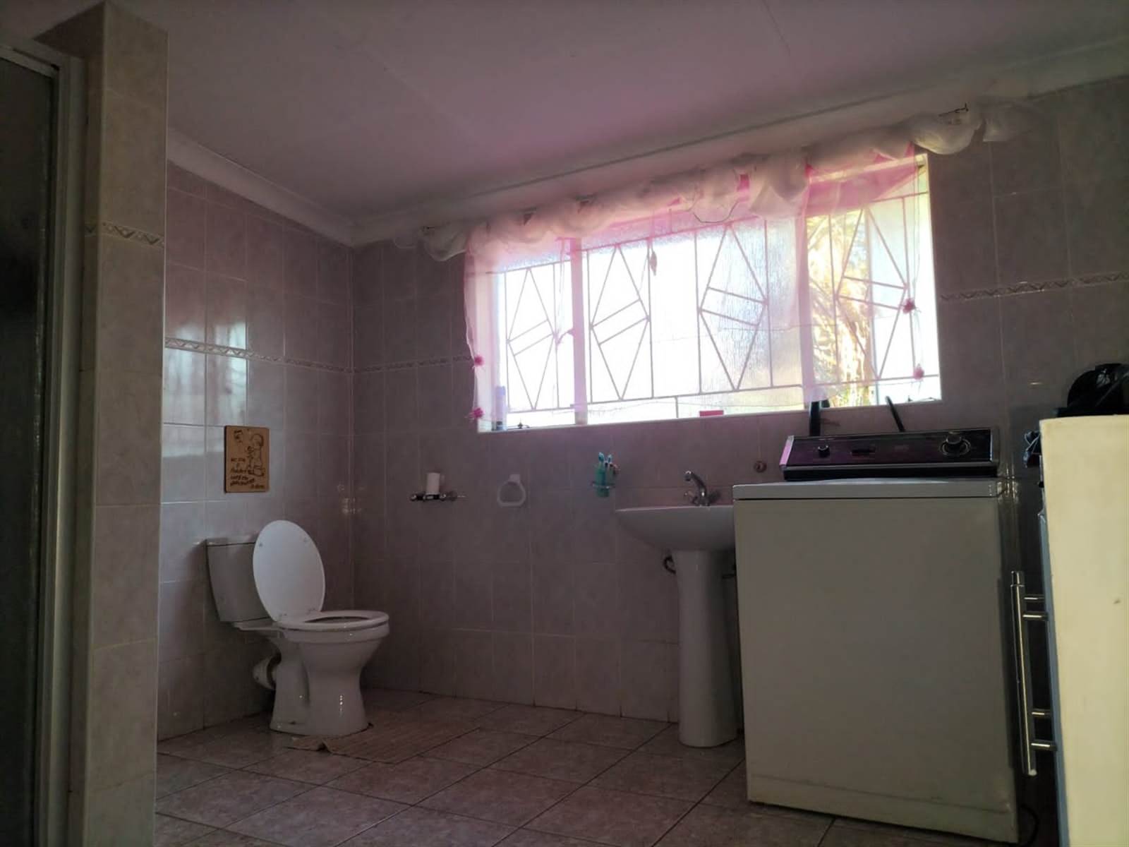 13 Bed House in Stilfontein photo number 4