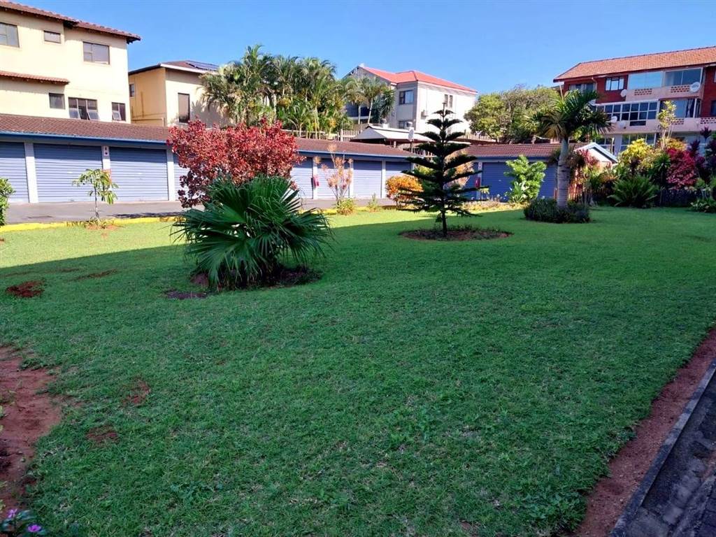 1 Bed Apartment in Illovo Beach photo number 17