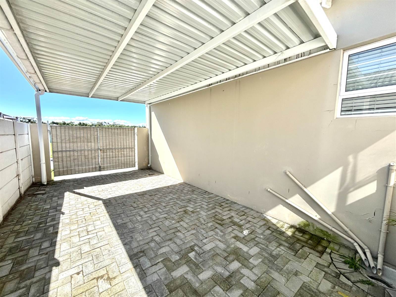 3 Bed Townhouse in Glenroy Park photo number 3