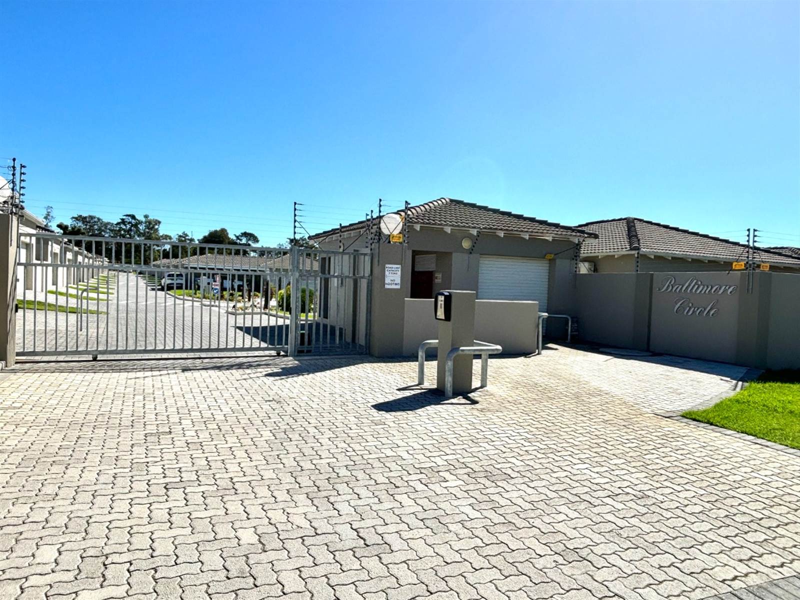 3 Bed Townhouse in Glenroy Park photo number 1