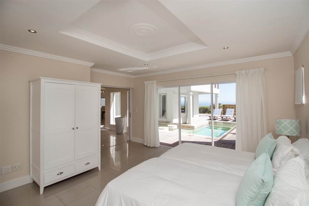4 Bed House in Pezula Golf Estate photo number 13