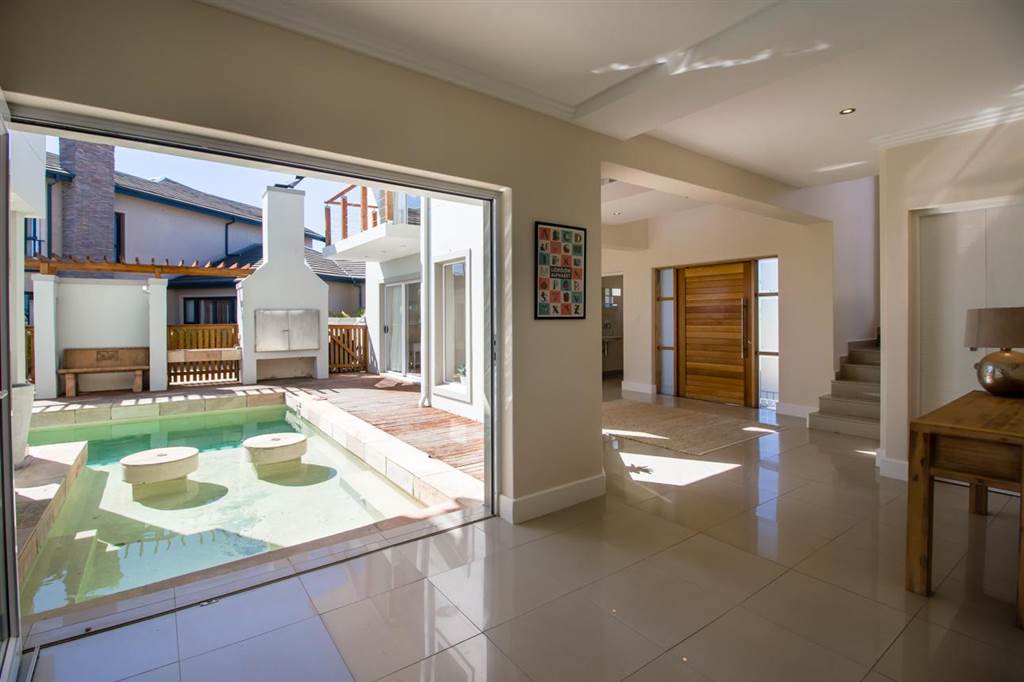 4 Bed House in Pezula Golf Estate photo number 18