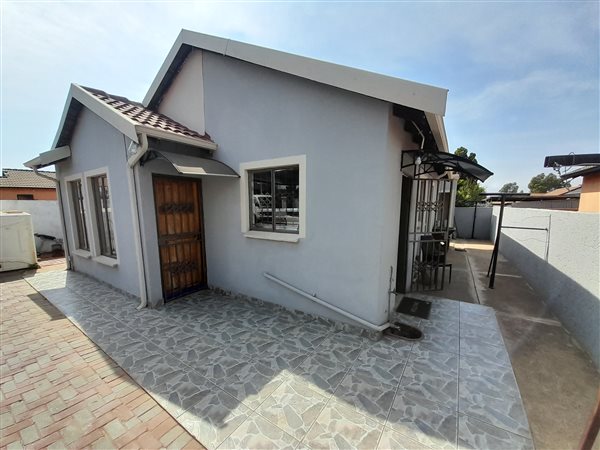 3 Bed House in Lotus Gardens