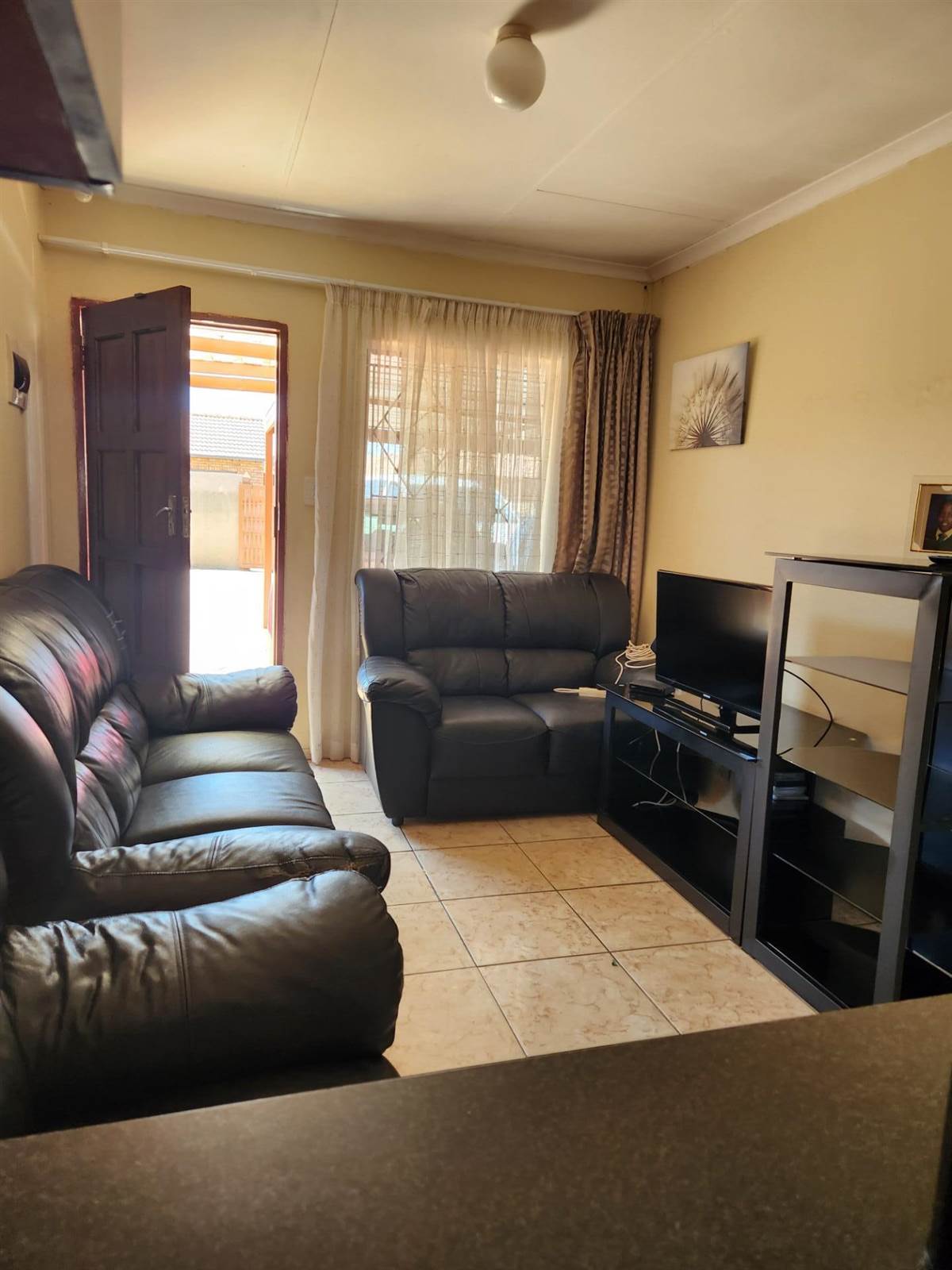 2 Bed Townhouse in Soshanguve photo number 7