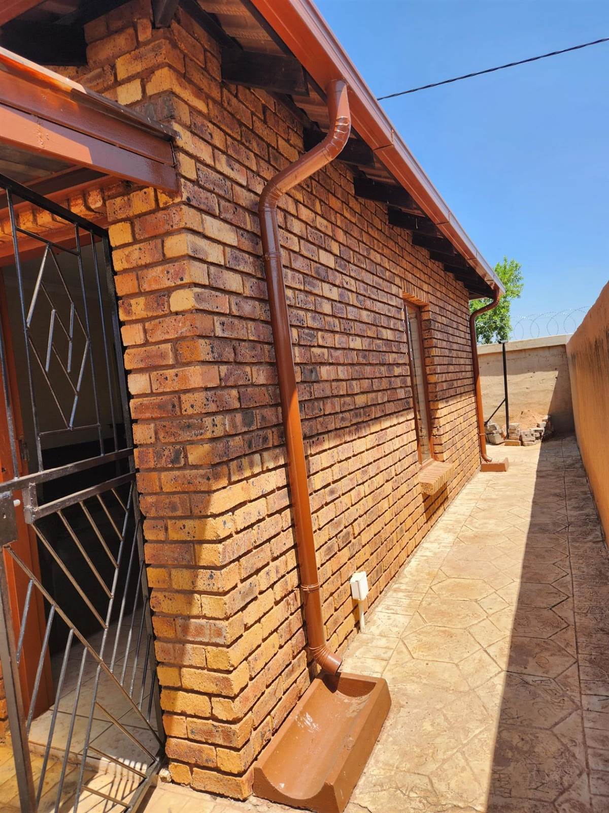 2 Bed Townhouse in Soshanguve photo number 15