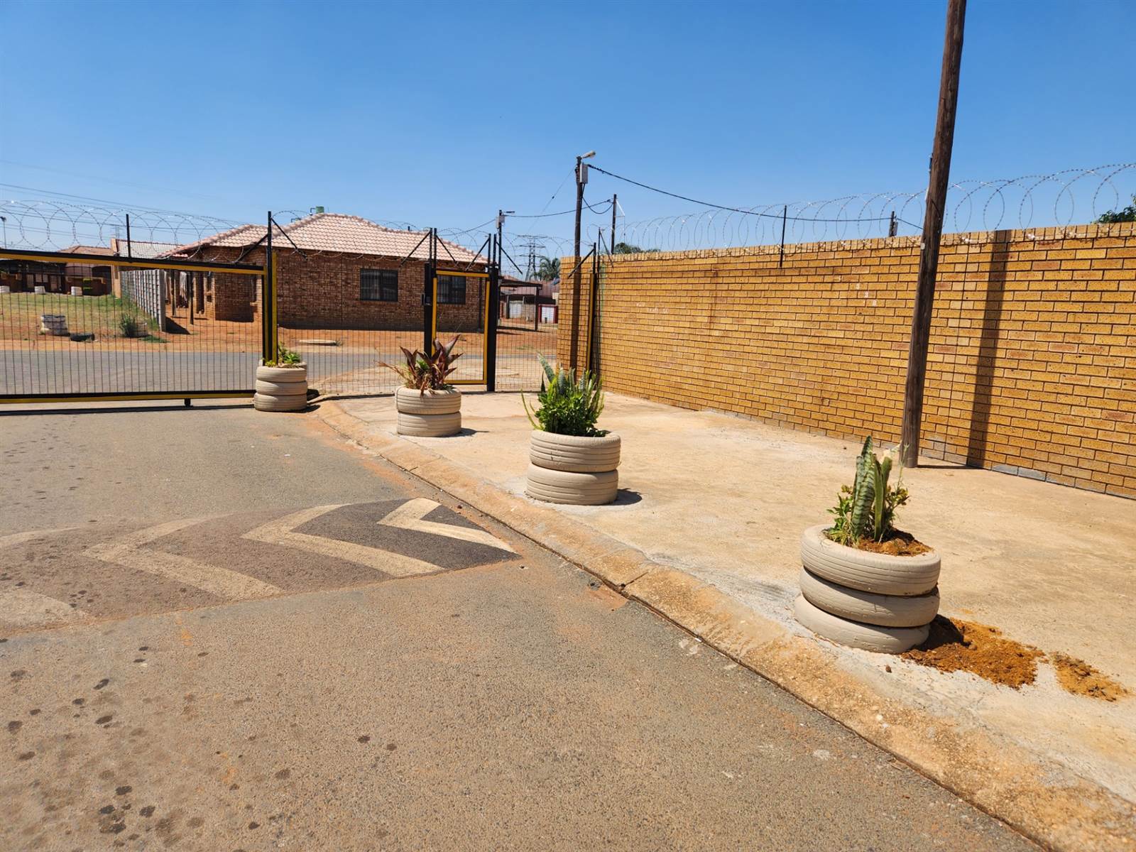 2 Bed Townhouse in Soshanguve photo number 26