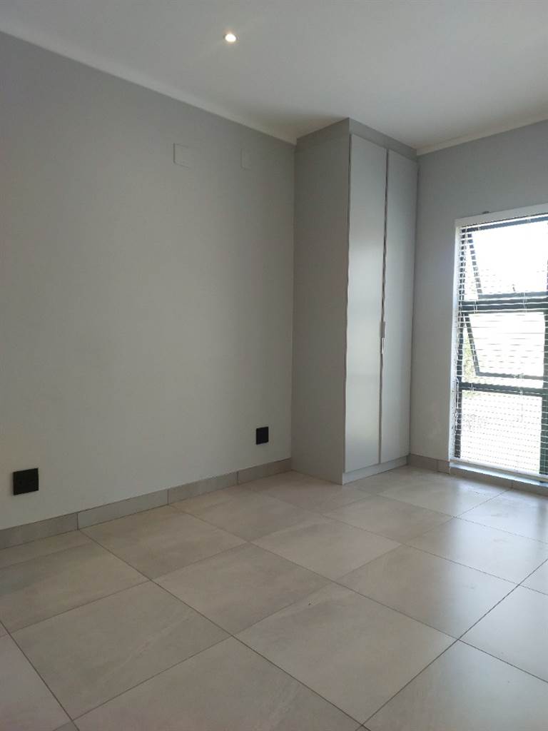 2 Bed Apartment in Waterkloof photo number 8