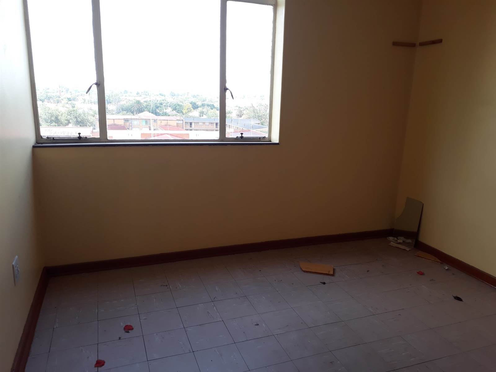 2 Bed Apartment in Vereeniging Central photo number 3