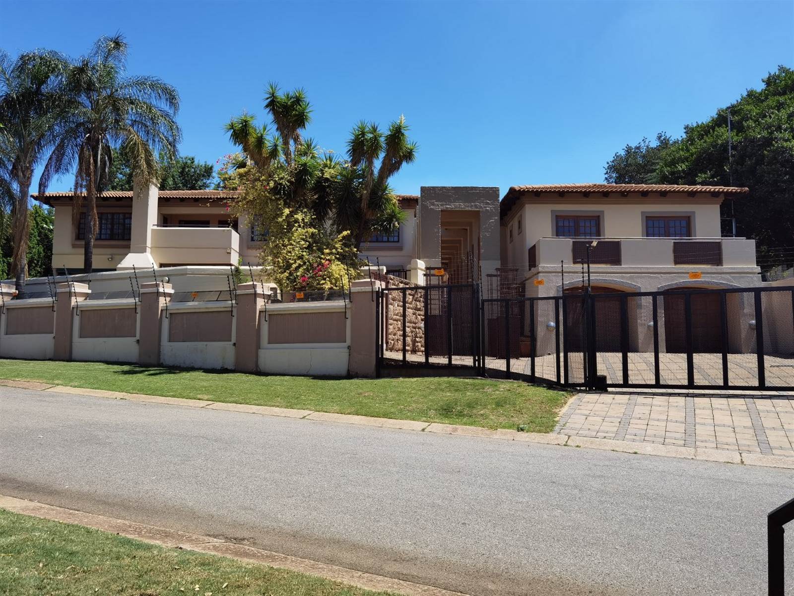 5 Bed House in Waterkloof Park photo number 1