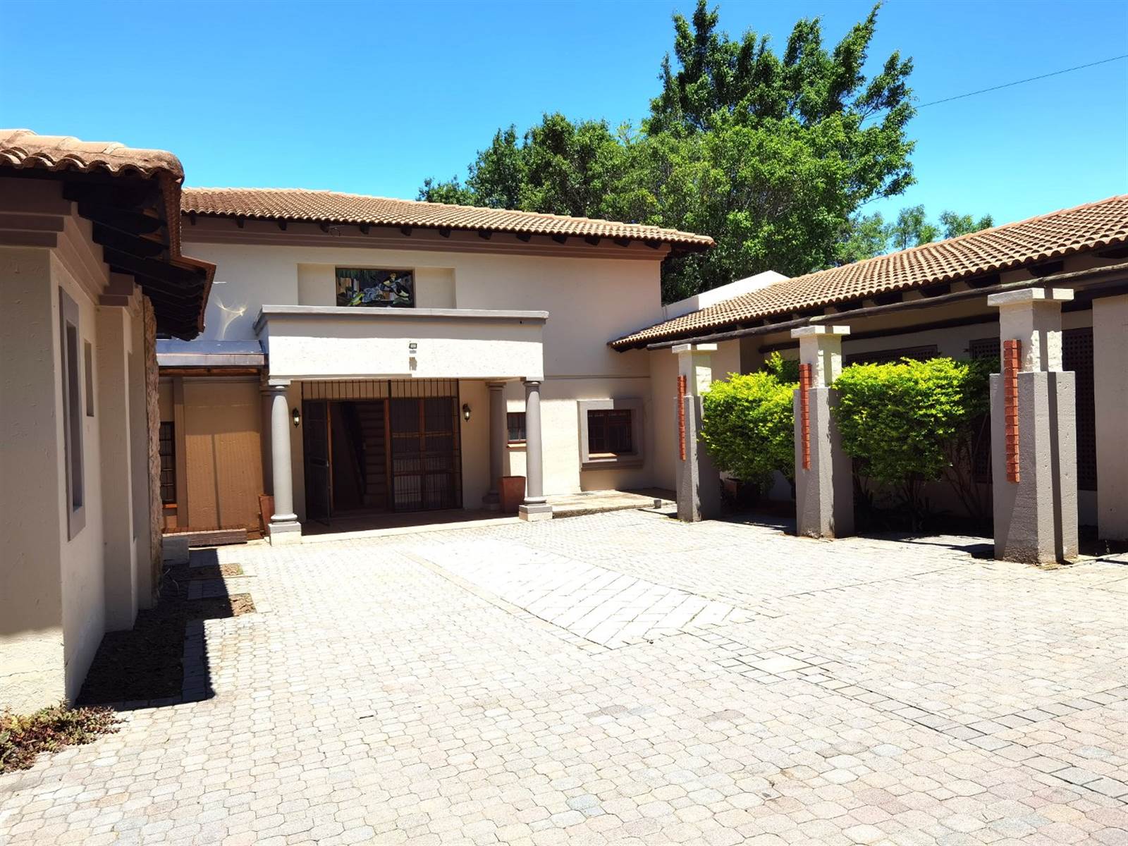 5 Bed House in Waterkloof Park photo number 3