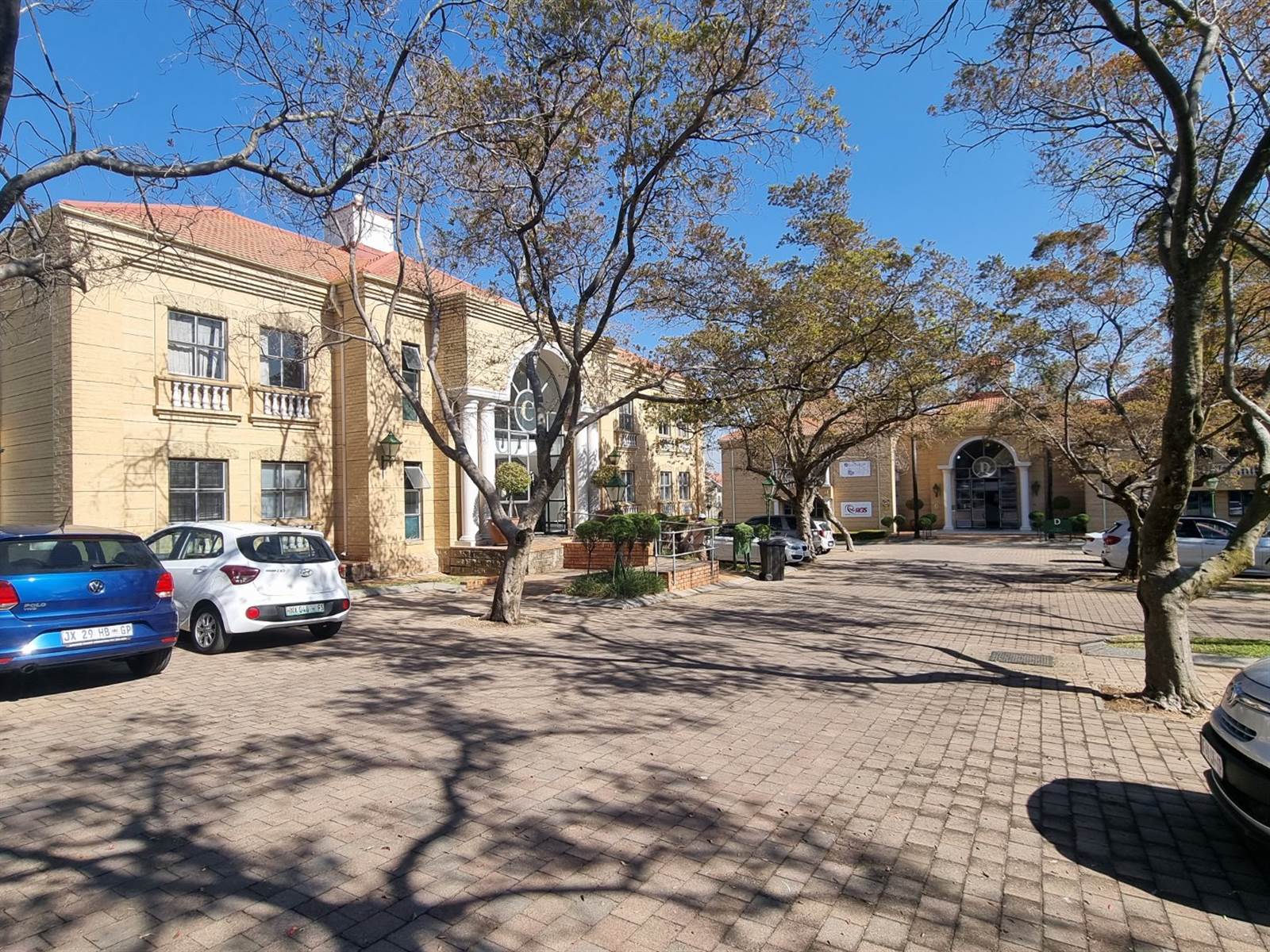 587  m² Commercial space in Bryanston photo number 1