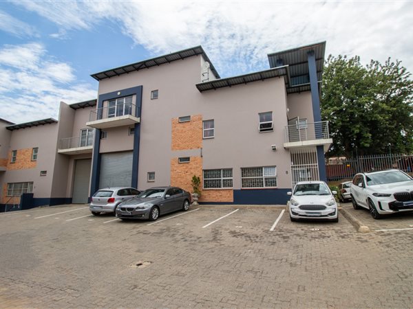 350  m² Commercial space in Halfway House