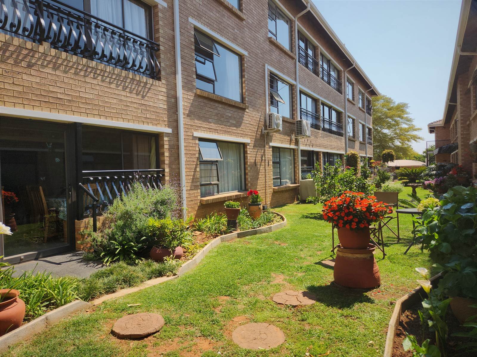 1 Bed Apartment in Garsfontein photo number 2