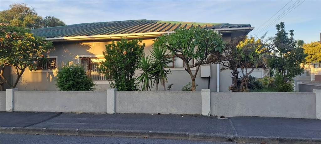4 Bed House in Parow Central photo number 3