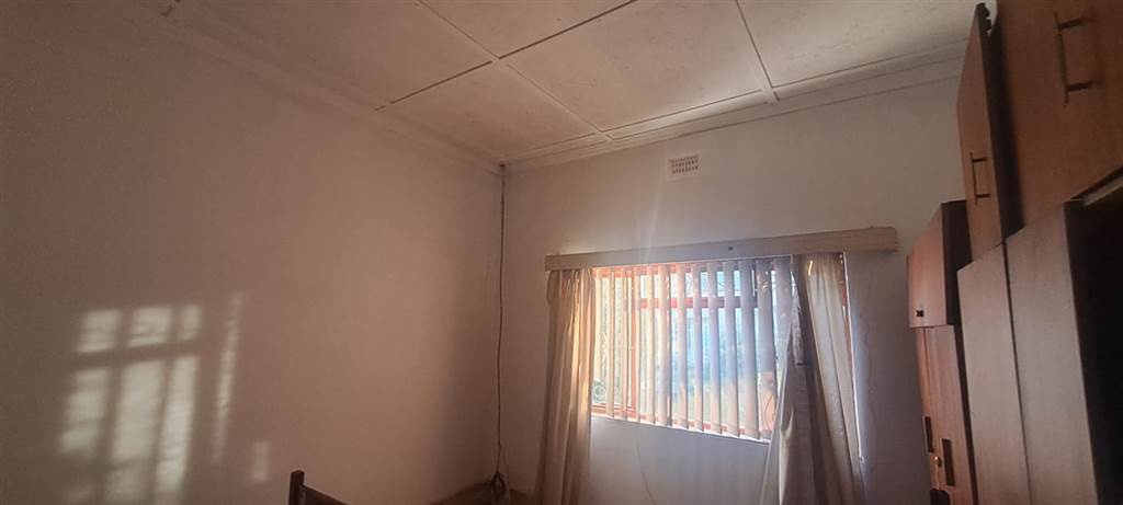 4 Bed House in Parow Central photo number 10