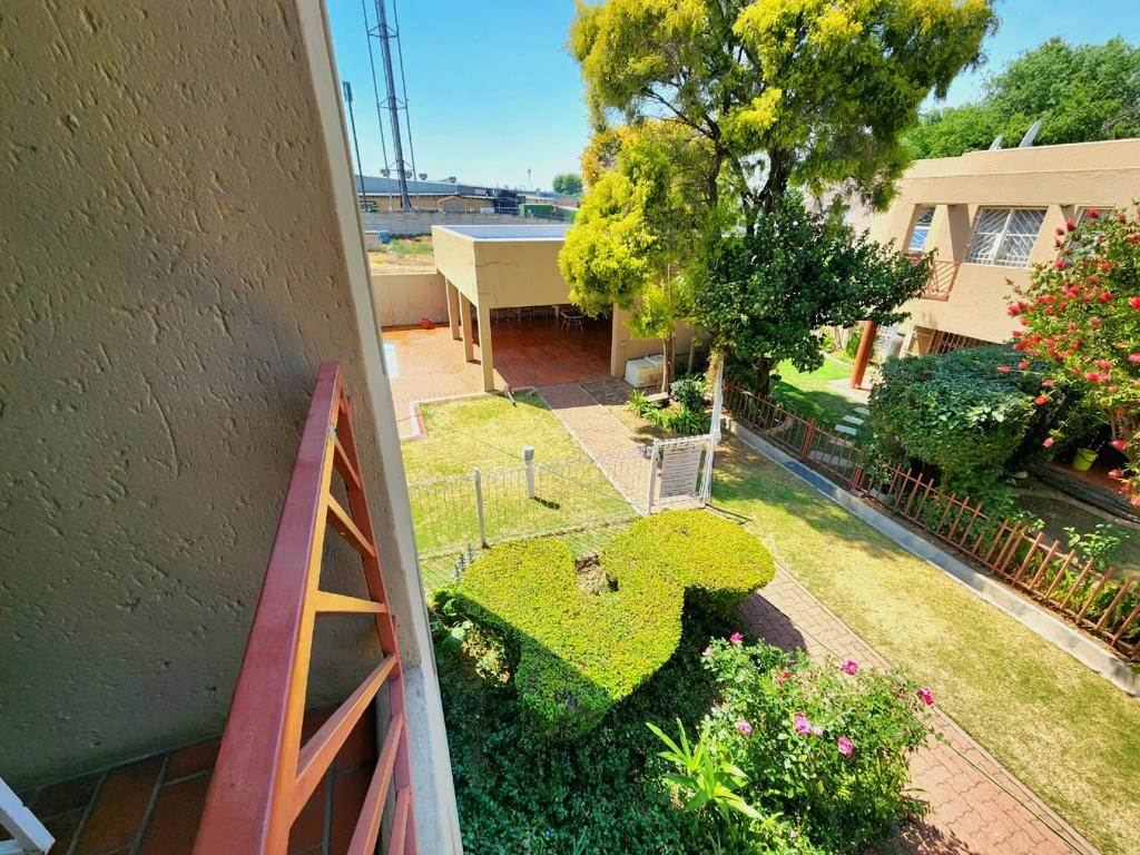 3 Bed Townhouse in Brackendowns photo number 3