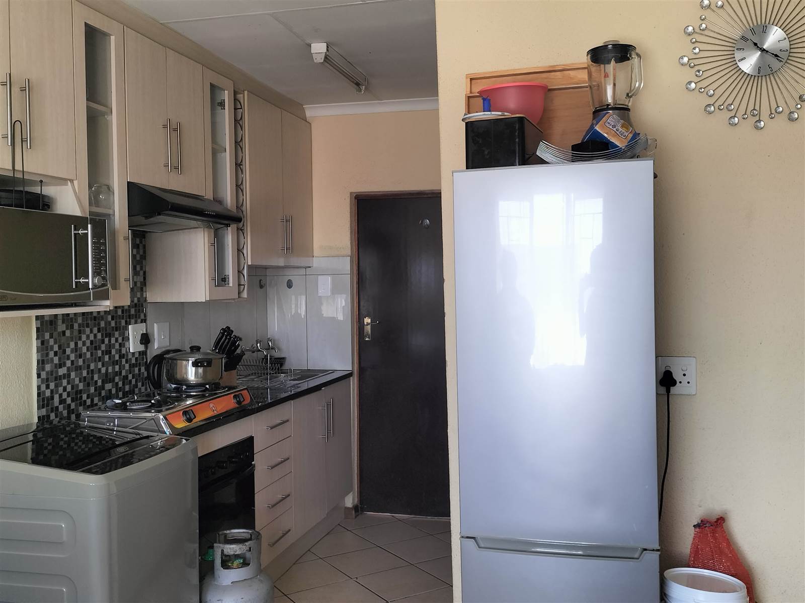 2 Bed Apartment in Olievenhoutbosch photo number 3