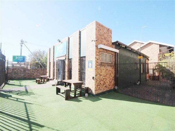174  m² Commercial space in Primrose