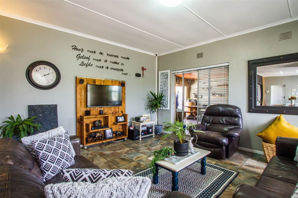 4 Bed House in Oudtshoorn photo number 4