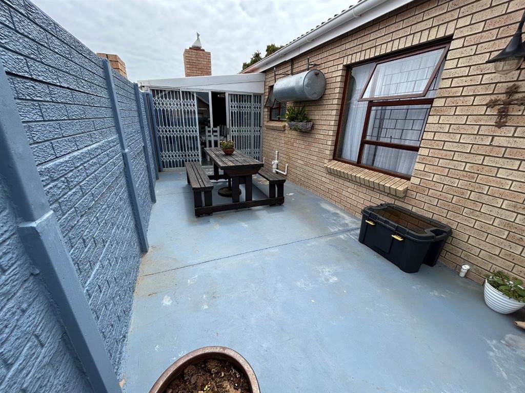 3 Bed Flat in Jeffreys Bay photo number 7