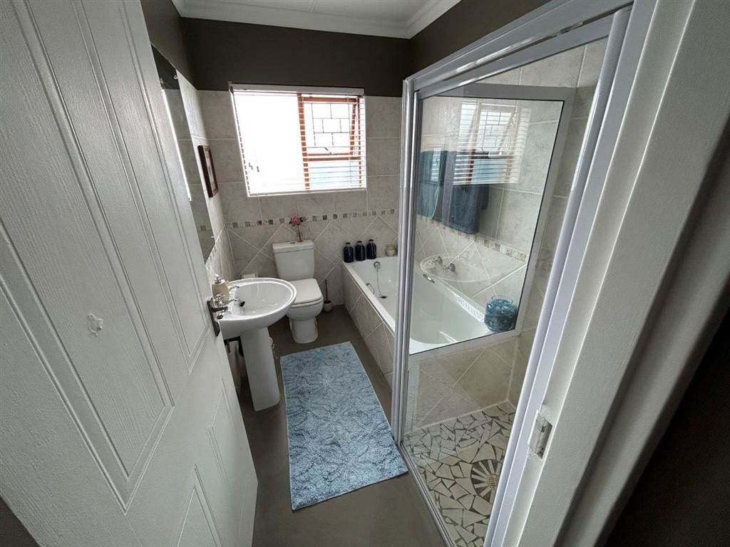 3 Bed Flat in Jeffreys Bay photo number 16