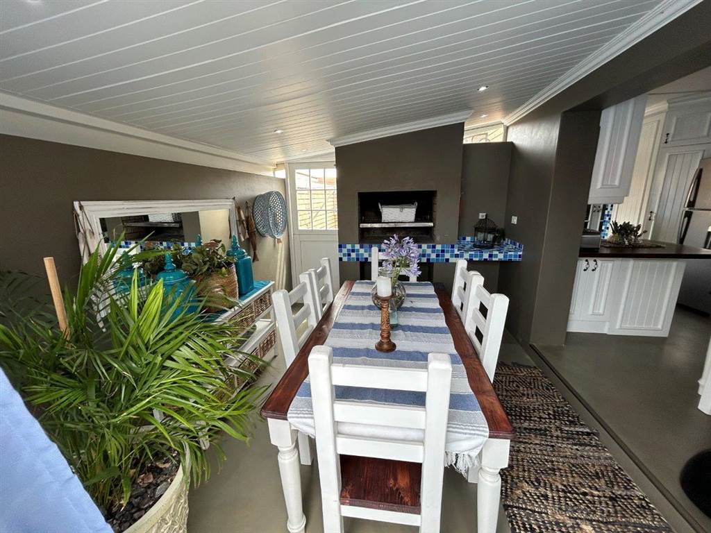 3 Bed Flat in Jeffreys Bay photo number 8