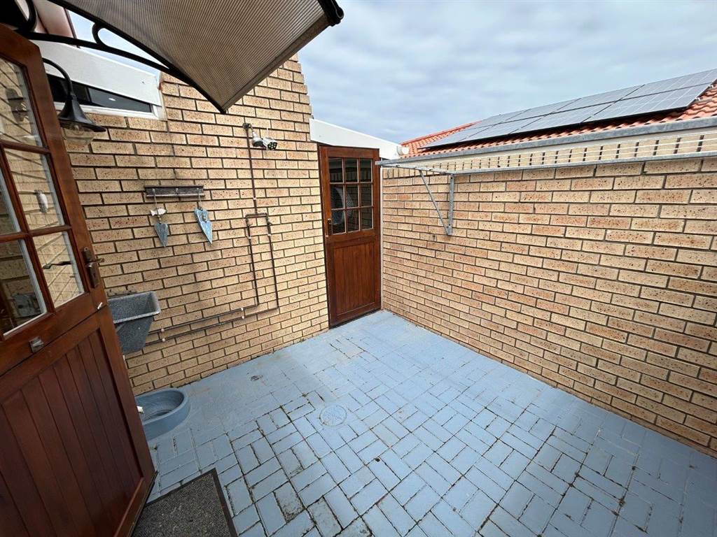 3 Bed Flat in Jeffreys Bay photo number 14