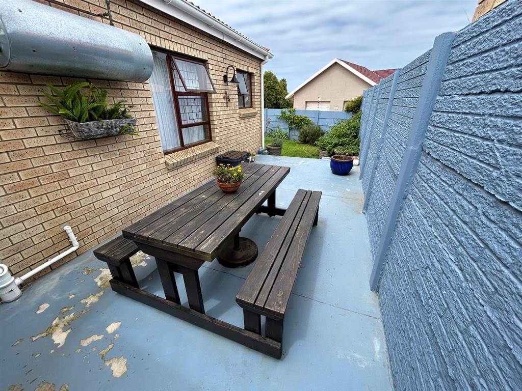 3 Bed Flat in Jeffreys Bay photo number 6