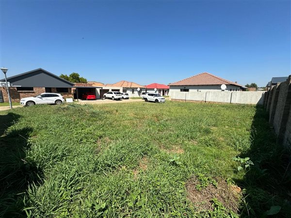 303 m² Land available in Mooivallei Park