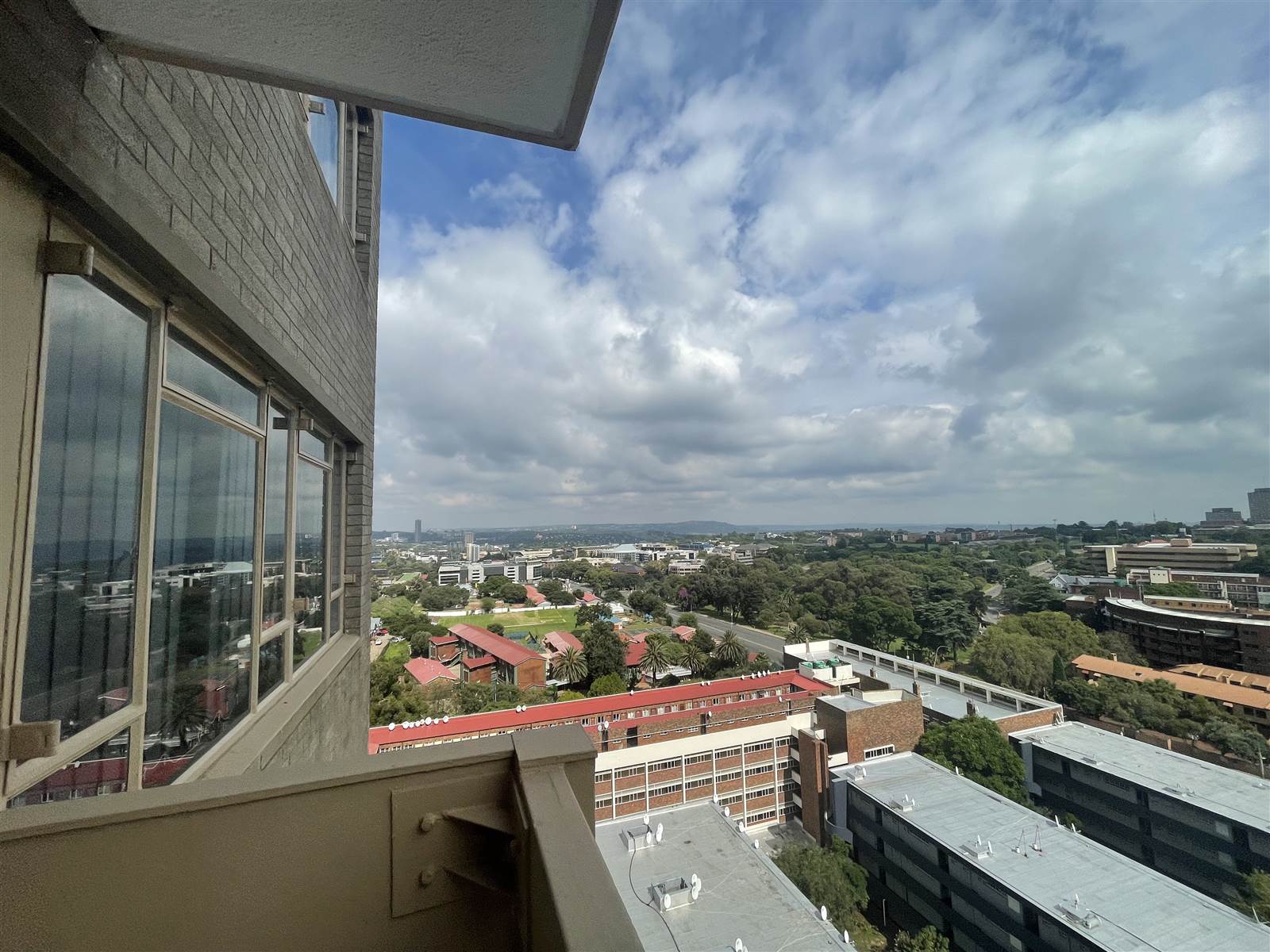 3 Bed Apartment in Parktown photo number 9