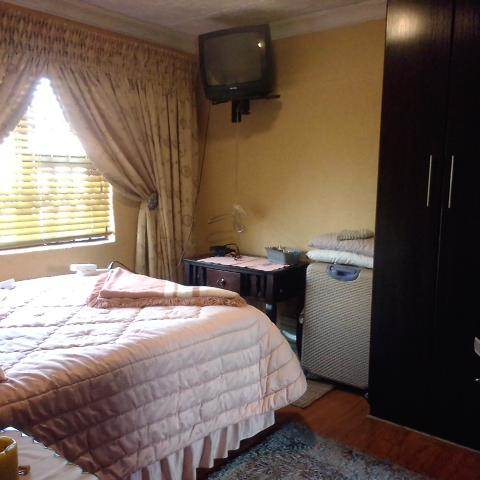 3 Bed House in Kwa Nobuhle photo number 9