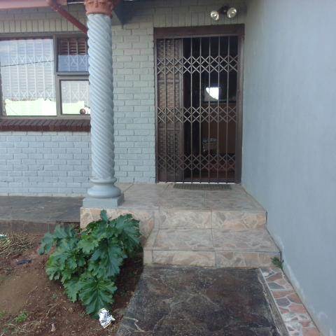 3 Bed House in Kwa Nobuhle photo number 2