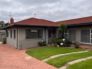 5 Bed House in Malvern East