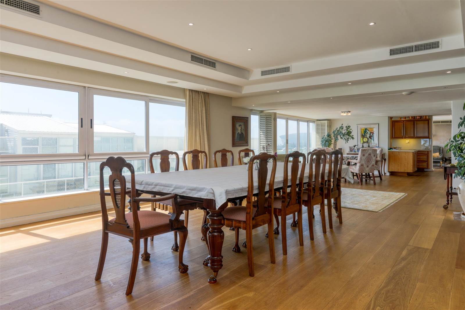 4 Bed Apartment in Mouille Point photo number 9