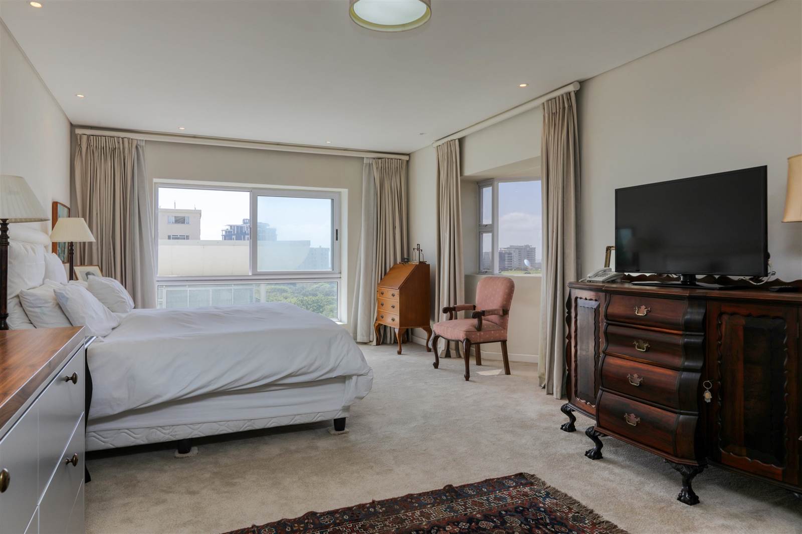 4 Bed Apartment in Mouille Point photo number 19