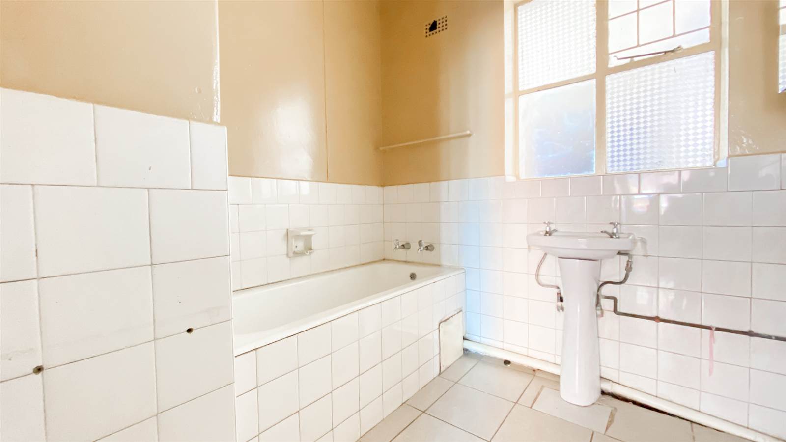 1 Bed Apartment in Hillbrow photo number 12