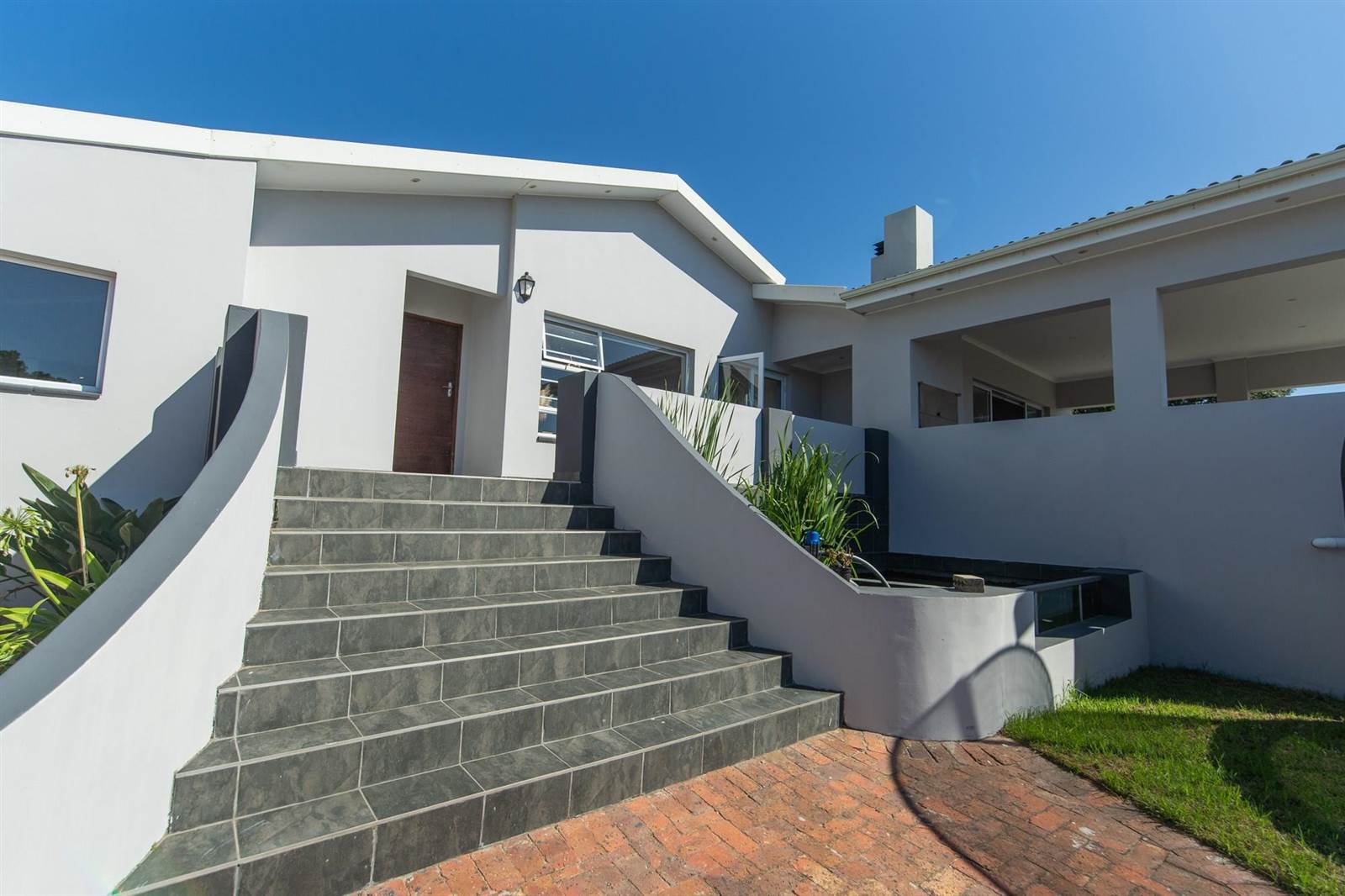 6 Bed House in Lovemore Heights photo number 1