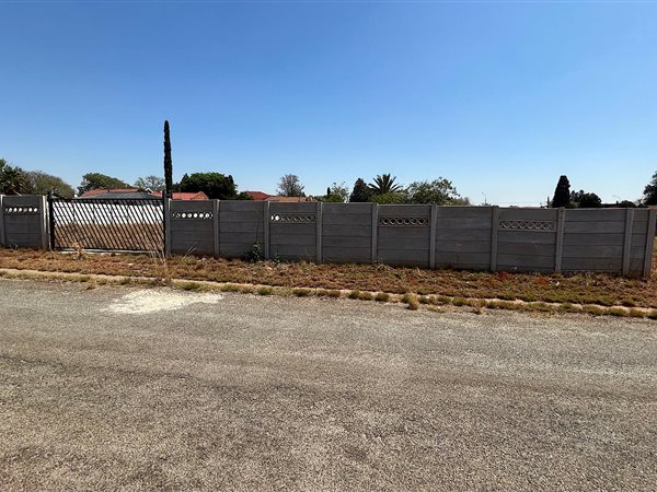 1 324 m² Land