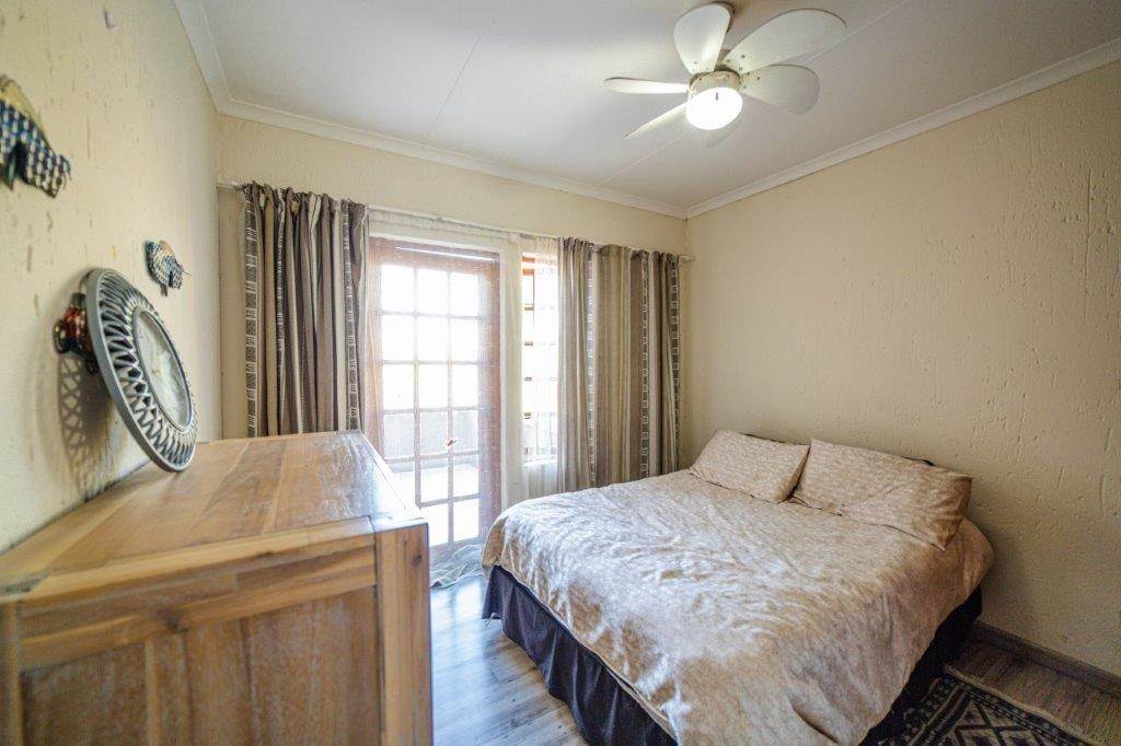 4 Bed House in Lonehill photo number 15