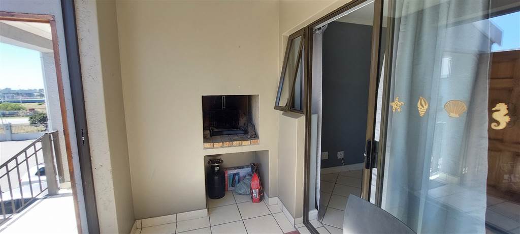 2 Bed Apartment in Hartenbos photo number 8