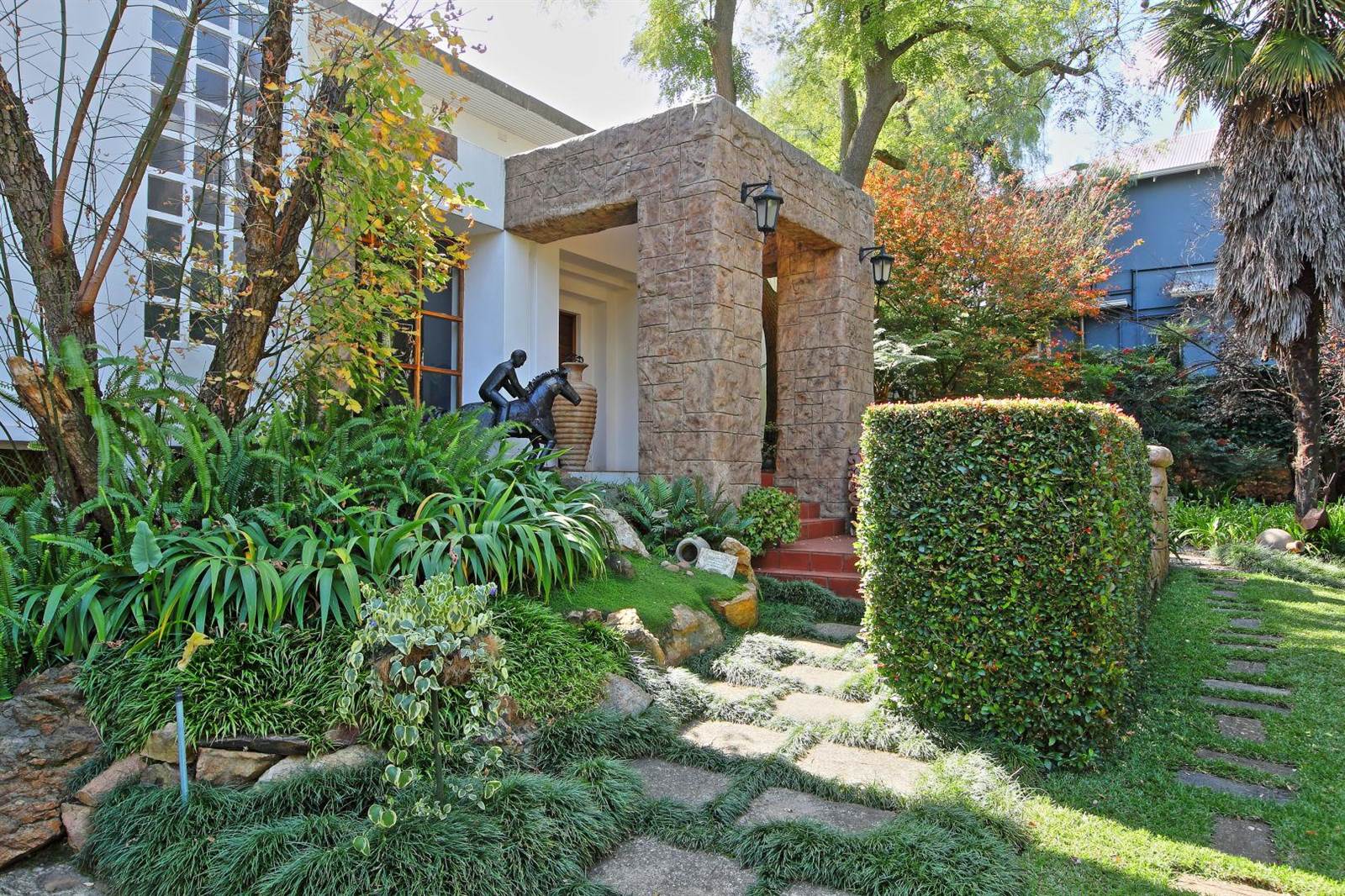 4 Bed House in Parktown photo number 5
