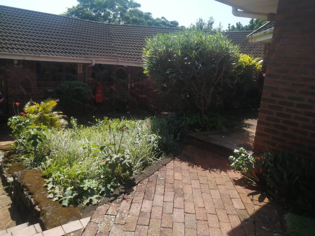 2 Bed Townhouse in Amanzimtoti photo number 1