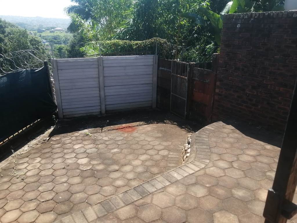 2 Bed Townhouse in Amanzimtoti photo number 19